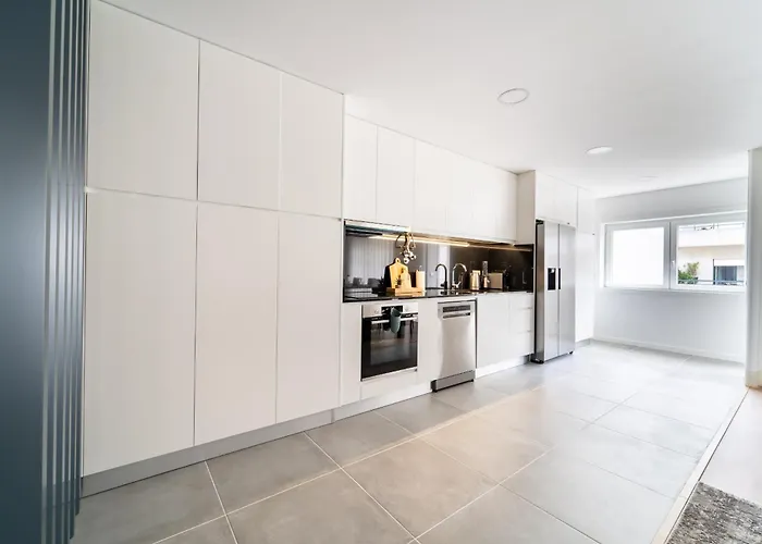 Antonio Marinho By House And People בראגה