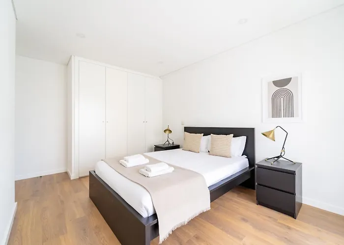 Antonio Marinho By House And People בראגה